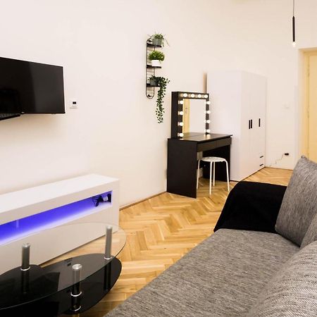 Black & White Apartment Prague By Wenceslas Square And Muzeum ภายนอก รูปภาพ